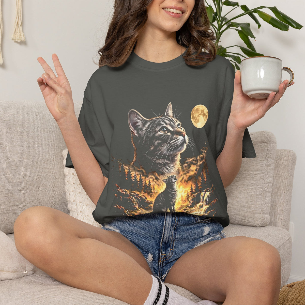 Gray Tabby Cat Howling at the Moon Shirt – Comfort Colors® Tee