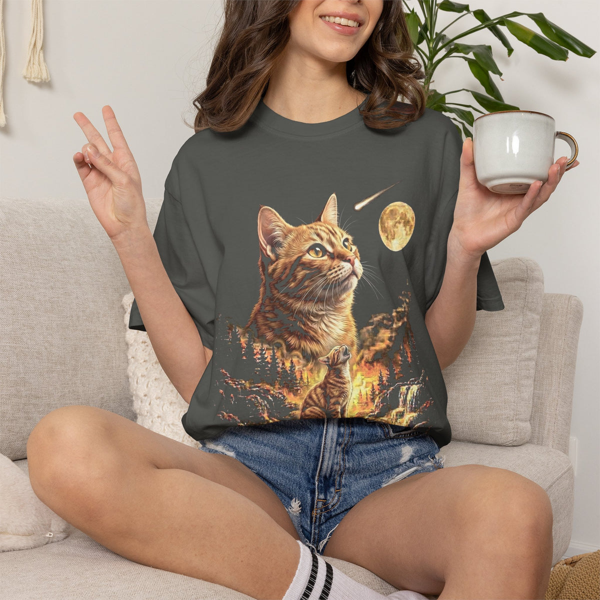 Orange Tabby Cat Howling at the Moon Shirt – Comfort Colors® Tee