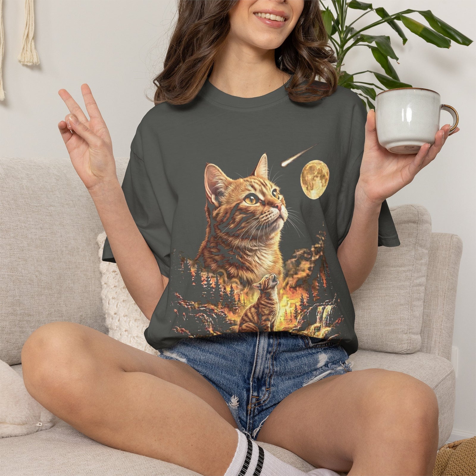 Orange Tabby Cat Howling at the Moon Shirt – Comfort Colors® Tee